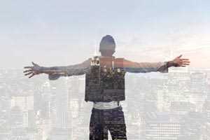 对城市张开双臂的男人背影.jpg